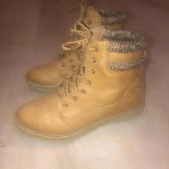 Cliffs by white mountain - Picture 3 of 6